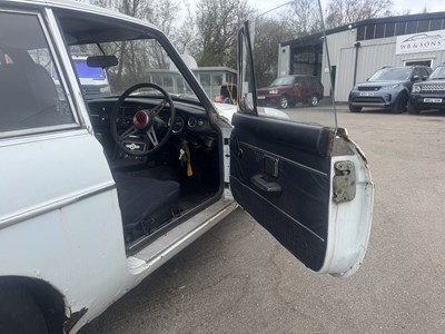 Lot 100 - 1972 MG BGT