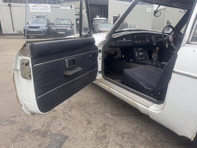 Lot 100 - 1972 MG BGT