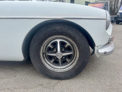 Lot 100 - 1972 MG BGT
