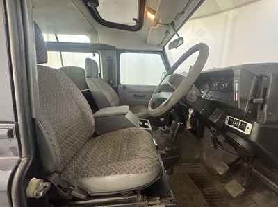 Lot 102 - 2000 Land Rover Defender 90 County