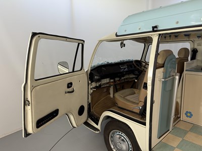 Lot 19 - 1971 Volkswagen T2 Camper