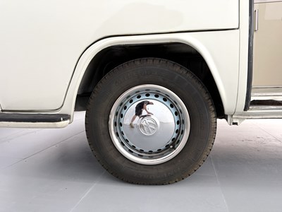 Lot 19 - 1971 Volkswagen T2 Camper