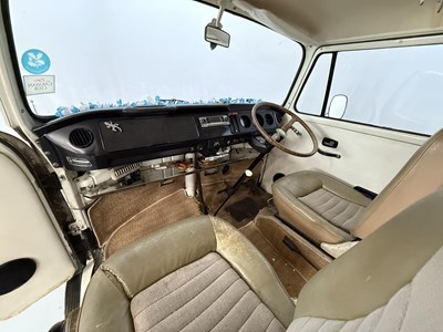Lot 19 - 1971 Volkswagen T2 Camper