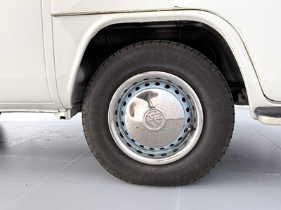 Lot 19 - 1971 Volkswagen T2 Camper