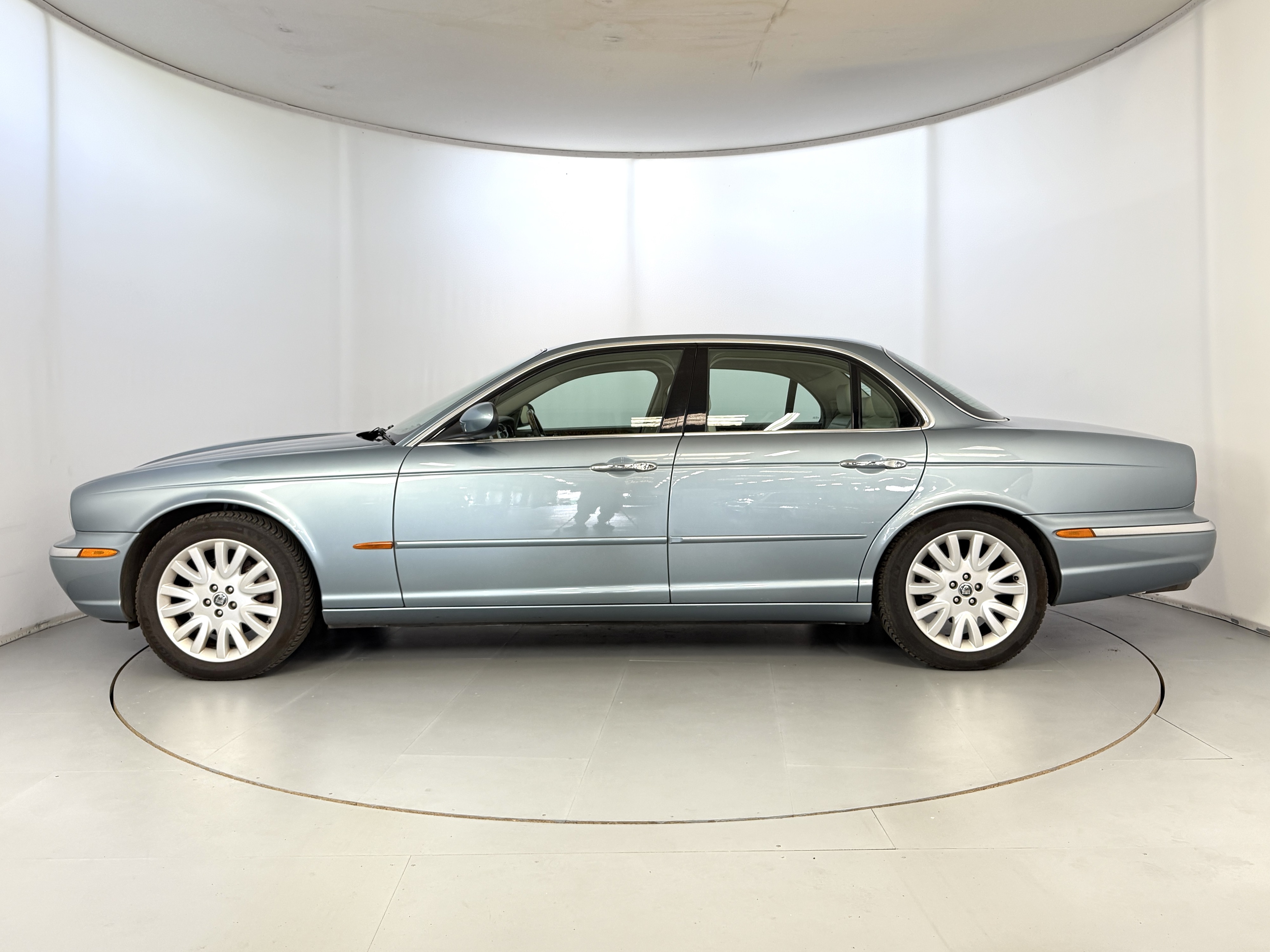 Lot 53 - 2003 Jaguar XJ8
