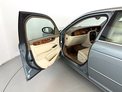 Lot 53 - 2003 Jaguar XJ8