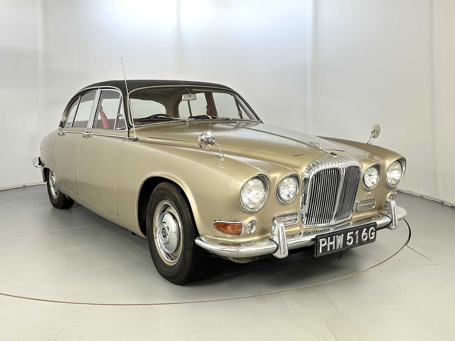 Lot 48 - 1968 Daimler Sovereign 4.2