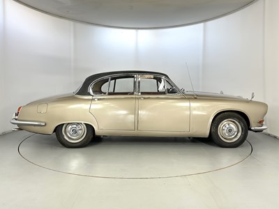 Lot 48 - 1968 Daimler Sovereign 4.2