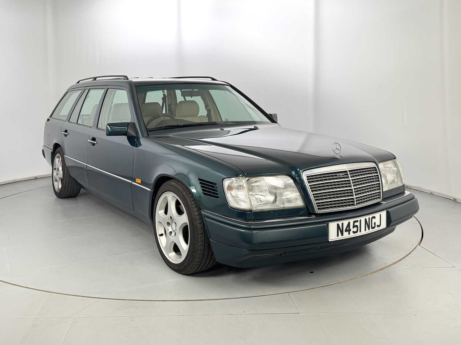 Lot 17 - 1996 Mercedes-Benz E300 D