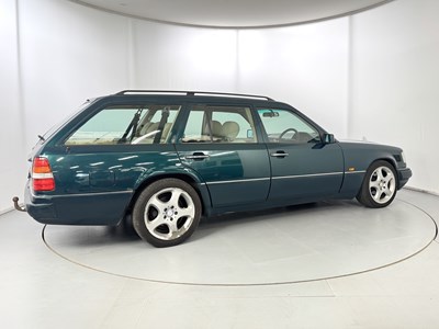 Lot 17 - 1996 Mercedes-Benz E300 D