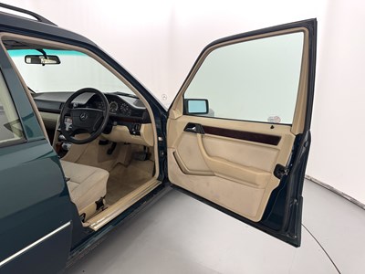 Lot 17 - 1996 Mercedes-Benz E300 D
