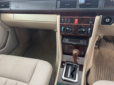 Lot 17 - 1996 Mercedes-Benz E300 D