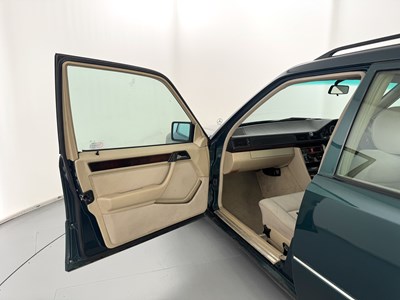 Lot 17 - 1996 Mercedes-Benz E300 D