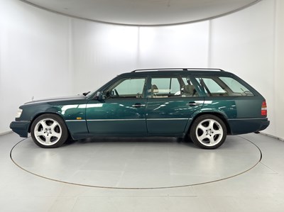 Lot 17 - 1996 Mercedes-Benz E300 D