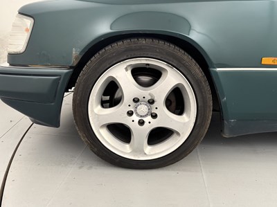 Lot 17 - 1996 Mercedes-Benz E300 D