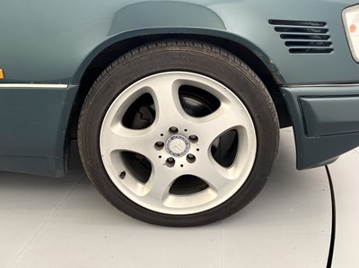 Lot 17 - 1996 Mercedes-Benz E300 D