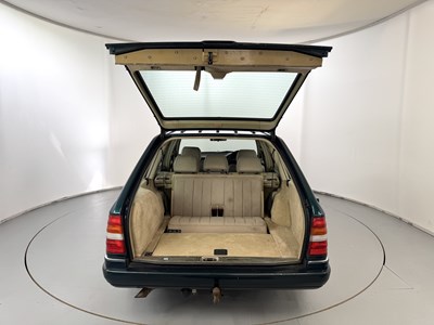 Lot 17 - 1996 Mercedes-Benz E300 D