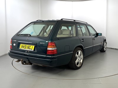 Lot 17 - 1996 Mercedes-Benz E300 D