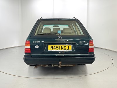 Lot 17 - 1996 Mercedes-Benz E300 D
