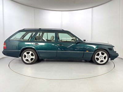 Lot 17 - 1996 Mercedes-Benz E300 D