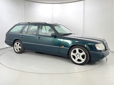 Lot 17 - 1996 Mercedes-Benz E300 D