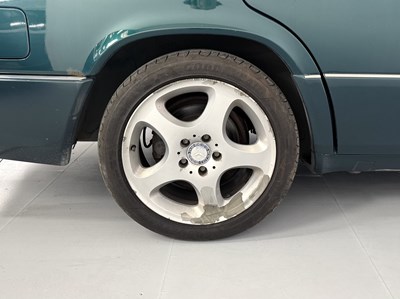 Lot 17 - 1996 Mercedes-Benz E300 D