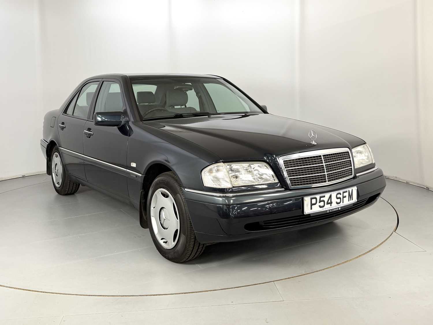 Lot 24 - 1997 Mercedes-Benz C200