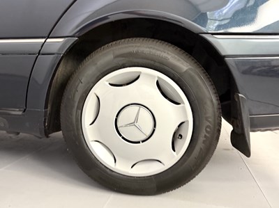 Lot 24 - 1997 Mercedes-Benz C200