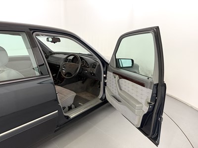 Lot 24 - 1997 Mercedes-Benz C200
