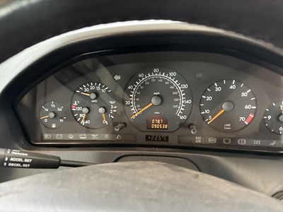 Lot 128 - 1997 Mercedes-Benz SL320