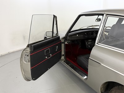 Lot 117 - 1972 MG BGT