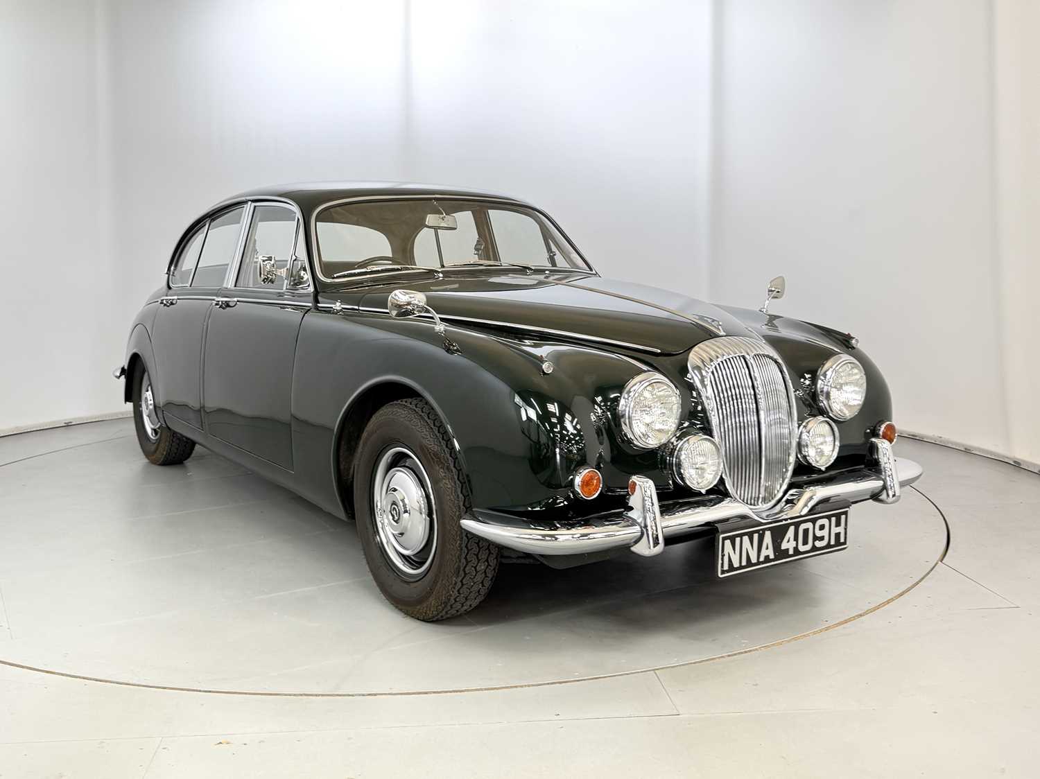 Lot 17 - 1969 Daimler 250