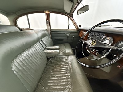 Lot 17 - 1969 Daimler 250