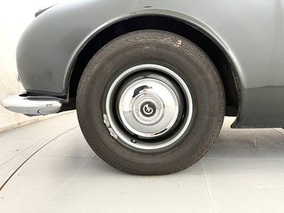 Lot 17 - 1969 Daimler 250