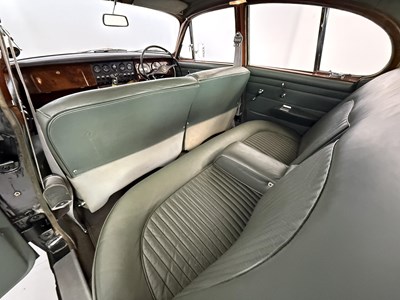 Lot 17 - 1969 Daimler 250