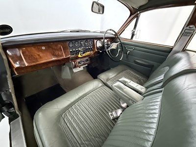 Lot 17 - 1969 Daimler 250