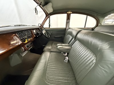 Lot 17 - 1969 Daimler 250