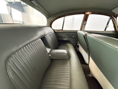 Lot 17 - 1969 Daimler 250