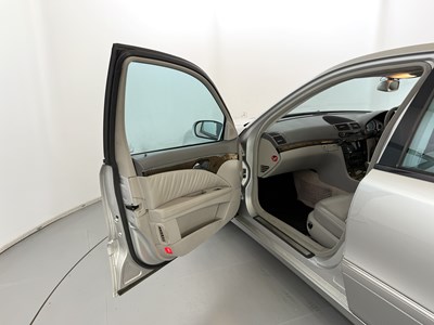 Lot 124 - 2004 Mercedes E320