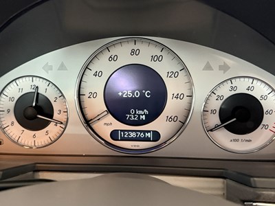 Lot 124 - 2004 Mercedes E320