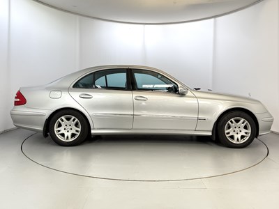 Lot 124 - 2004 Mercedes E320