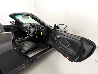 Lot 41 - 2004 Porsche 911 Carrera 4S