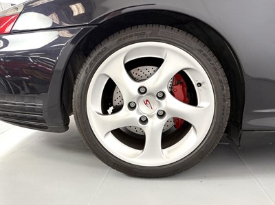 Lot 41 - 2004 Porsche 911 Carrera 4S