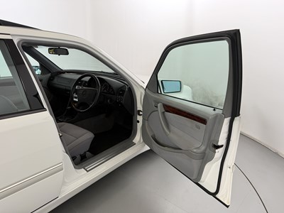 Lot 58 - 1997 Mercedes C250