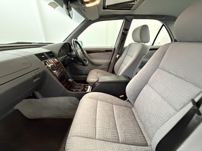 Lot 58 - 1997 Mercedes C250