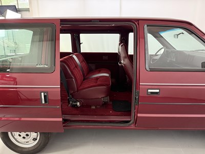 Lot 39 - 1990 Dodge Caravan