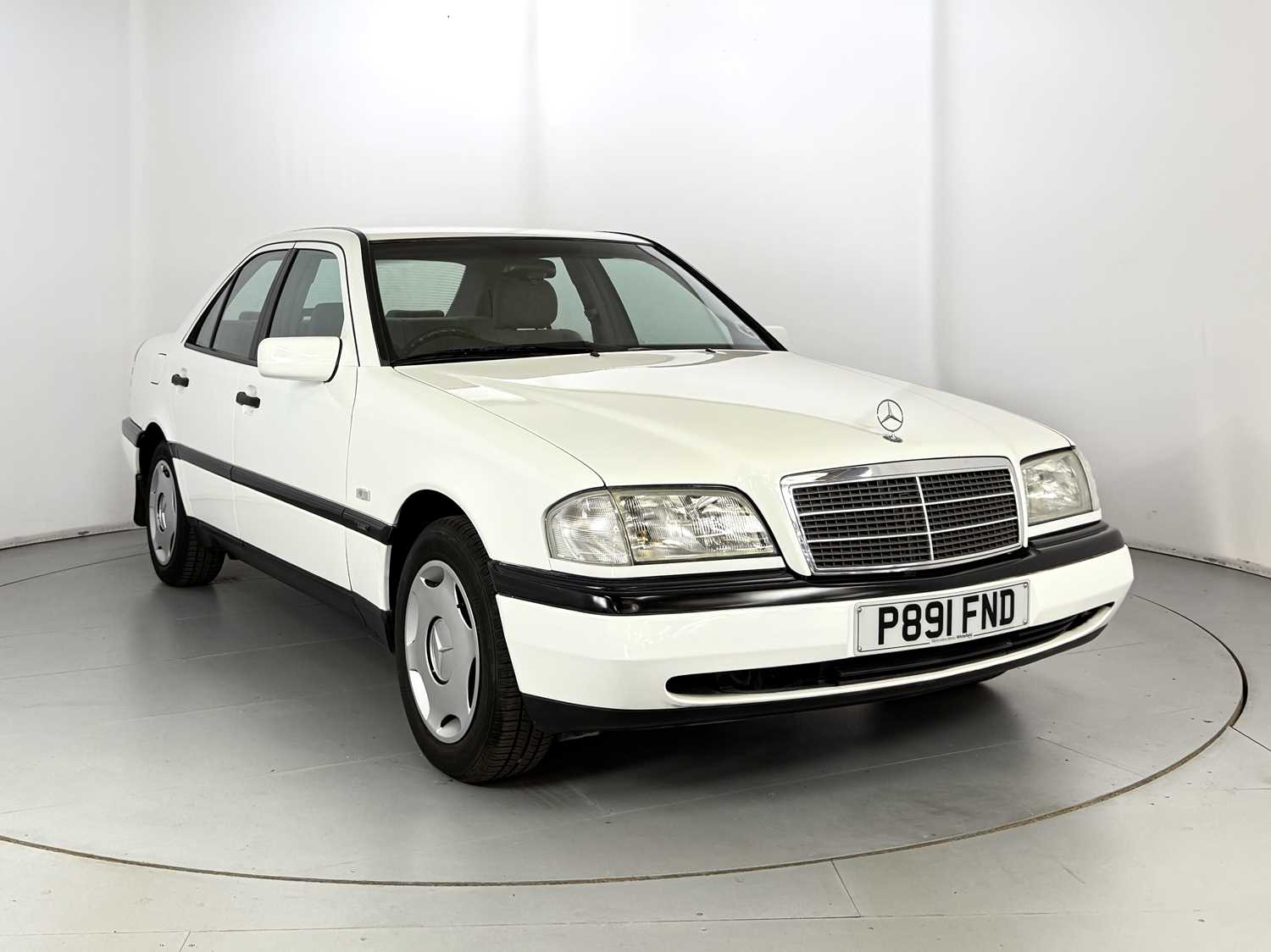 Lot 61 - 1996 Mercedes-Benz C200