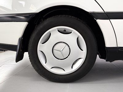 Lot 61 - 1996 Mercedes-Benz C200