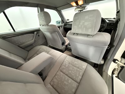 Lot 61 - 1996 Mercedes-Benz C200