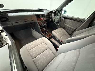 Lot 61 - 1996 Mercedes-Benz C200